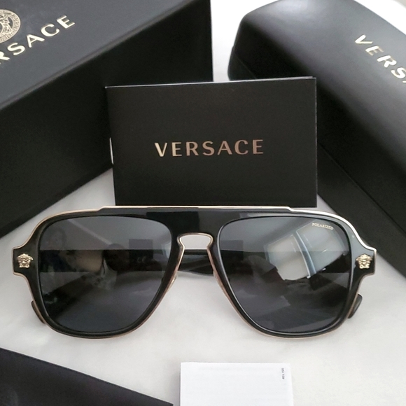 Black and gold, Versace sunglasses unisex - Picture 1 of 7